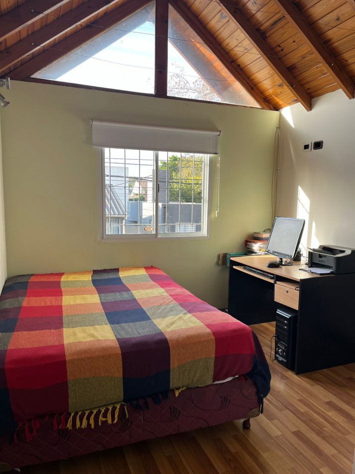 Chalet desarrollado en dos plantas  amplio parque con piscina climatizada Castelar N.