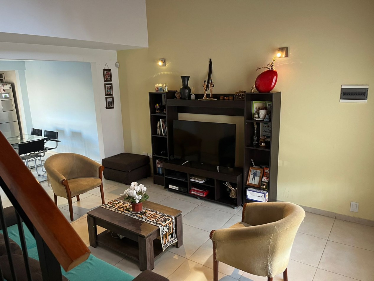 Chalet desarrollado en dos plantas  amplio parque con piscina climatizada Castelar N.