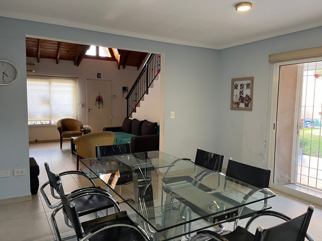 Chalet desarrollado en dos plantas  amplio parque con piscina climatizada Castelar N.